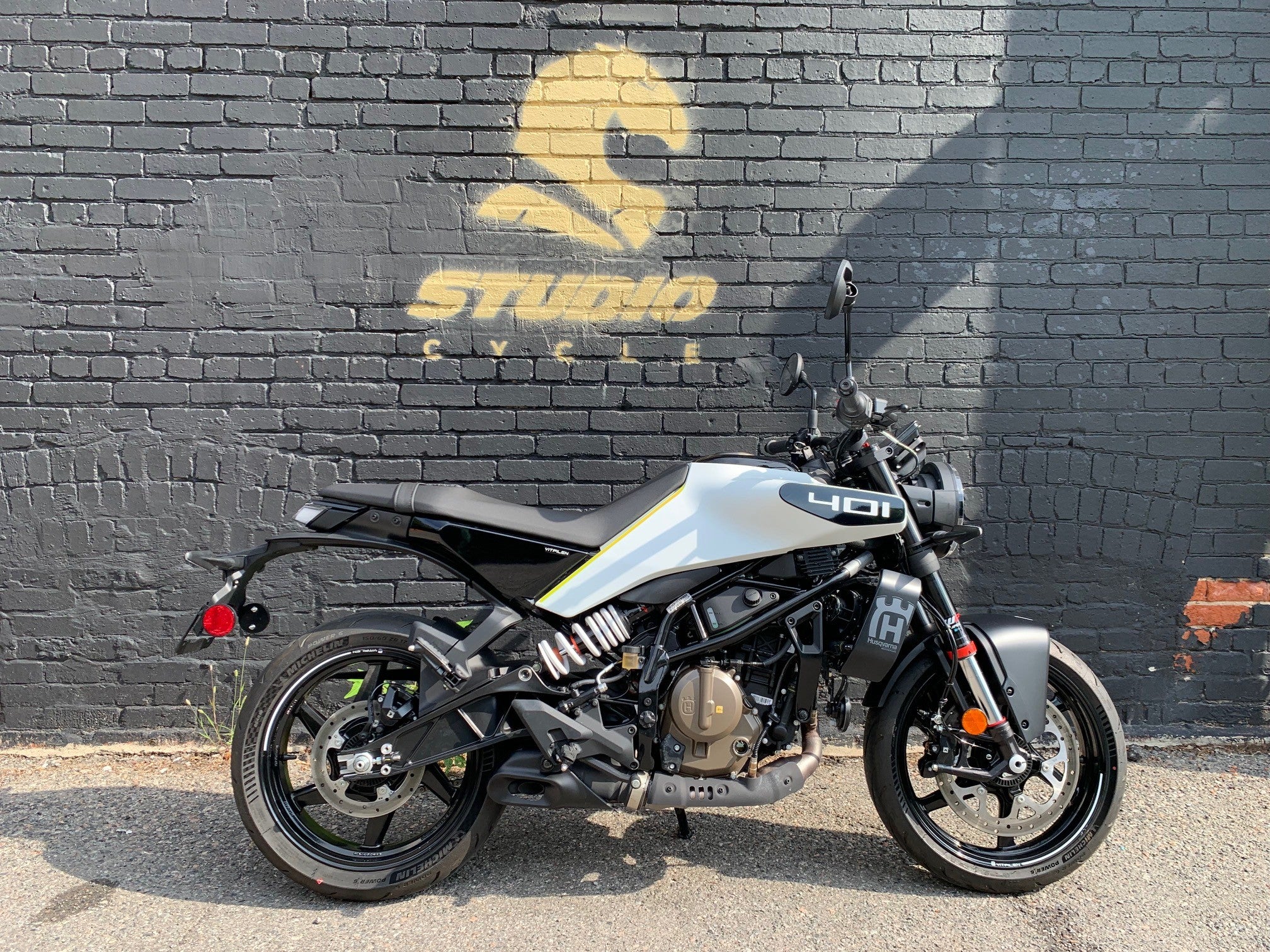 2024 Husqvarna Vitpilen 401 - White Arrow - Studio Cycle