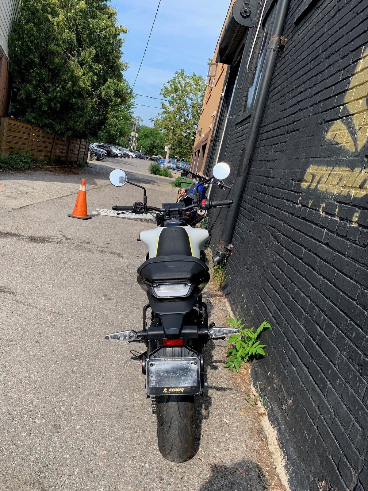 2024 Husqvarna Vitpilen 401 - White Arrow - Studio Cycle