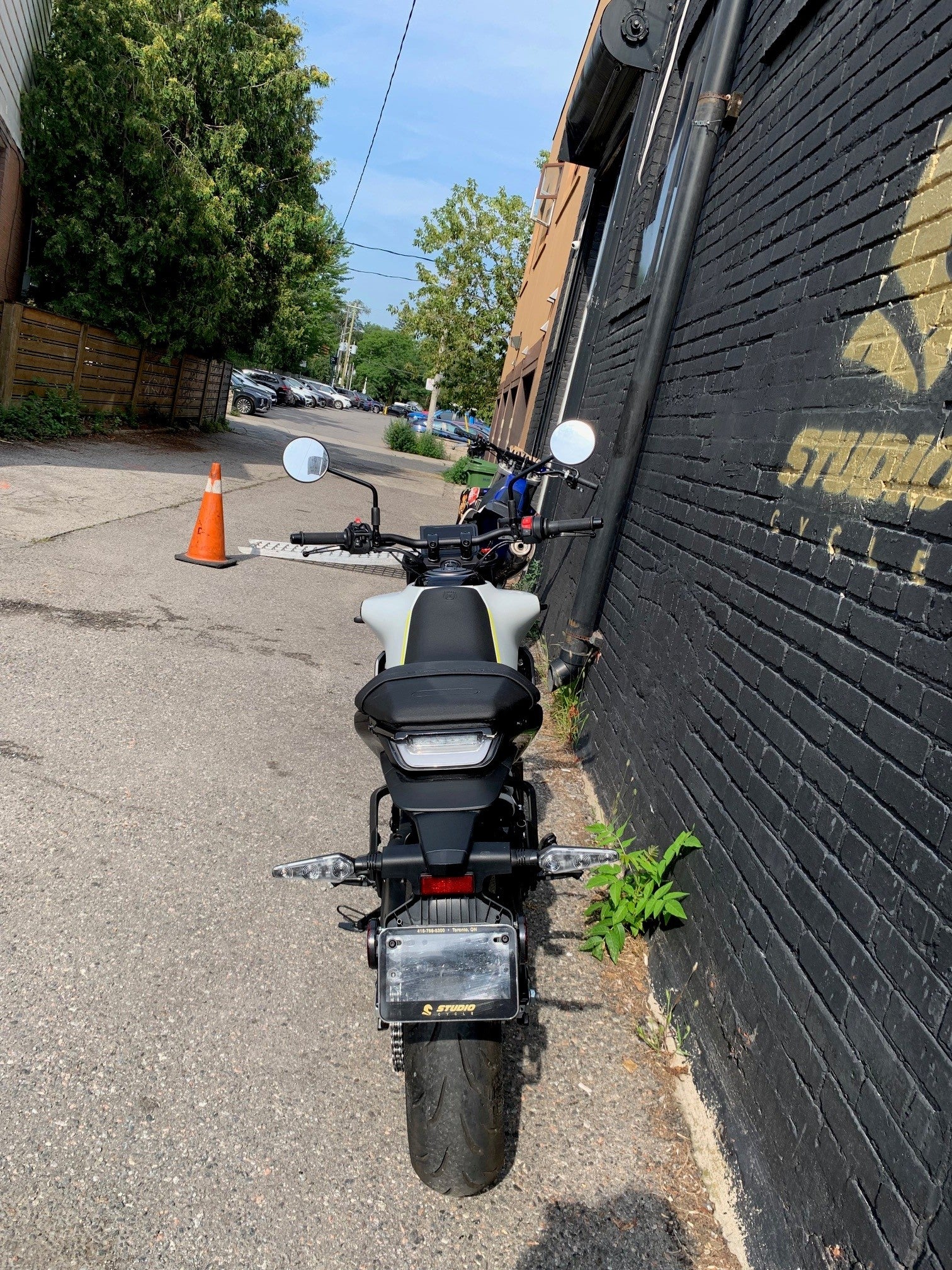 2024 Husqvarna Vitpilen 401 - White Arrow - Studio Cycle