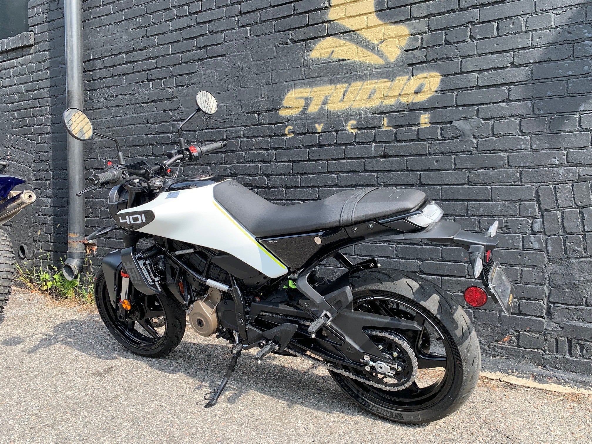 2024 Husqvarna Vitpilen 401 - White Arrow - Studio Cycle