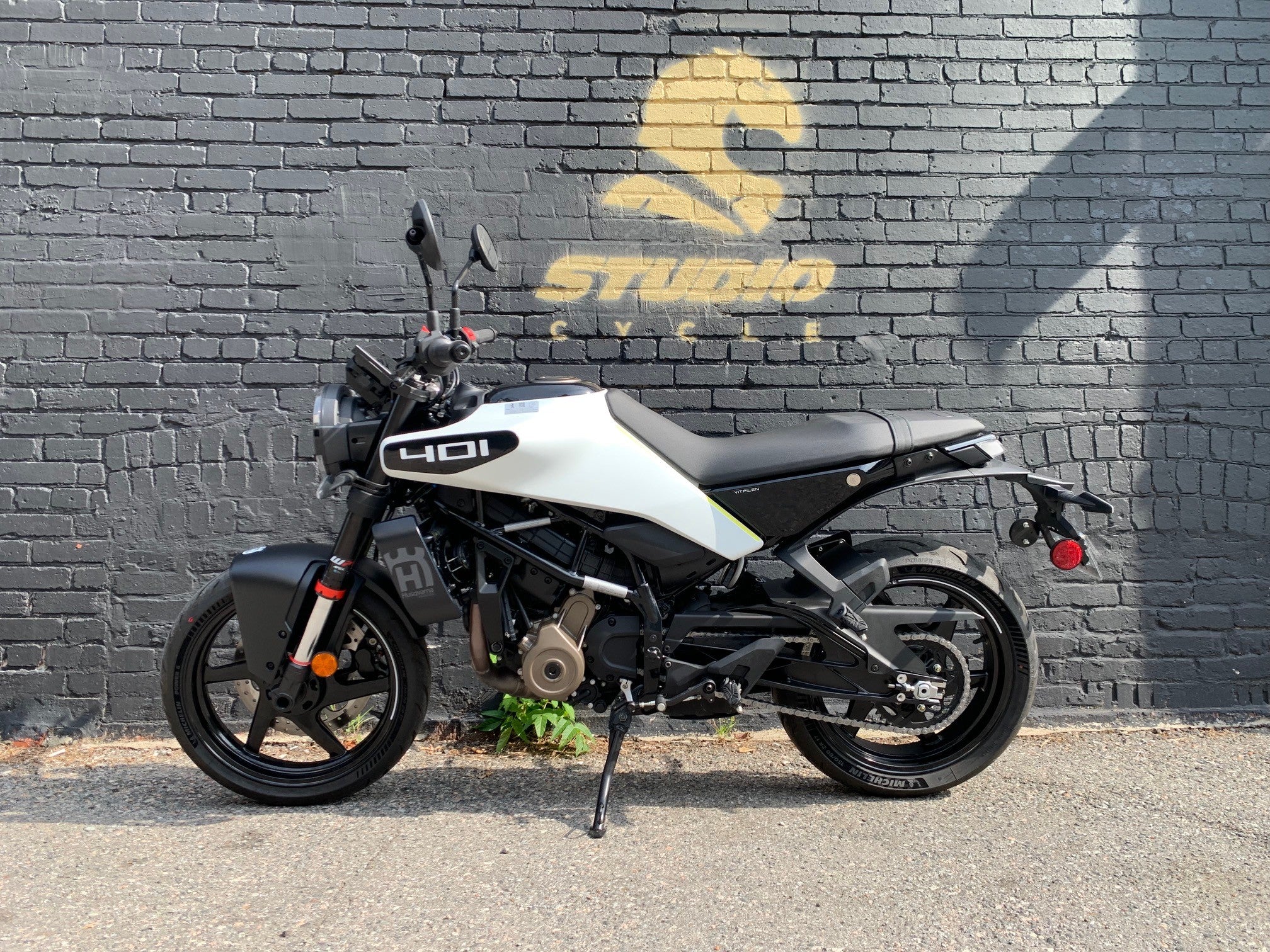 2024 Husqvarna Vitpilen 401 - White Arrow - Studio Cycle